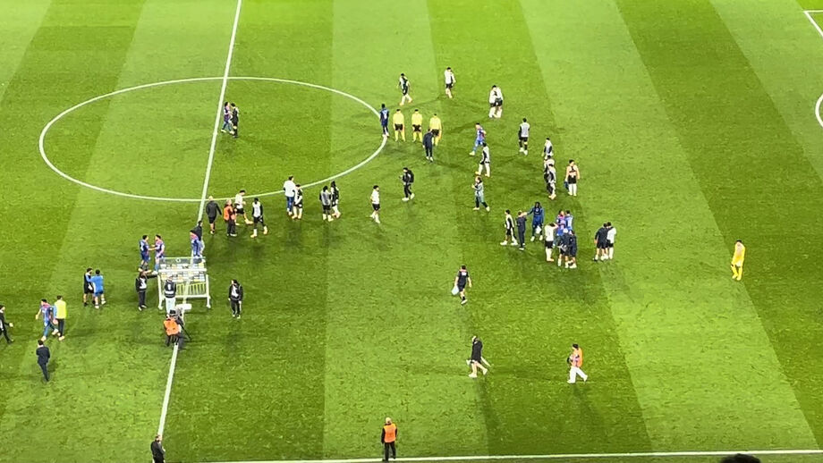 Jovem extremo de 18 anos bisou