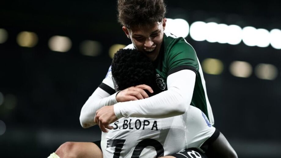 Flávio Gonçalves a festejar com Salvador Blopa