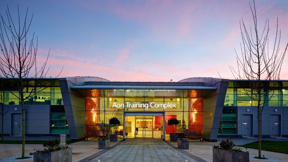 Adepto invade o centro de treinos Carrington