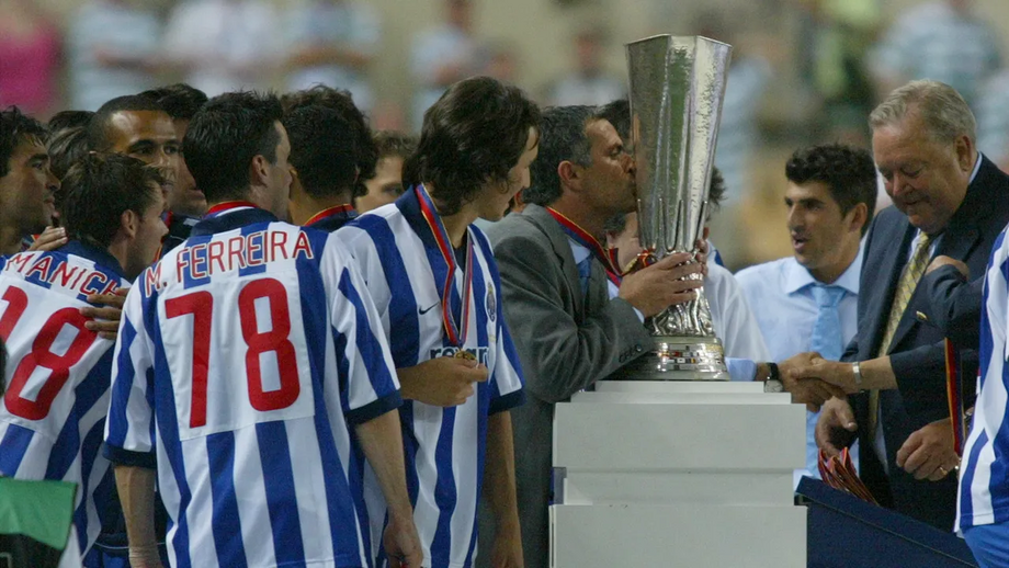 Mourinho e jogadores do FC Porto celebram a conquista da Taça UEFA em Sevilha, frente ao Celtic.