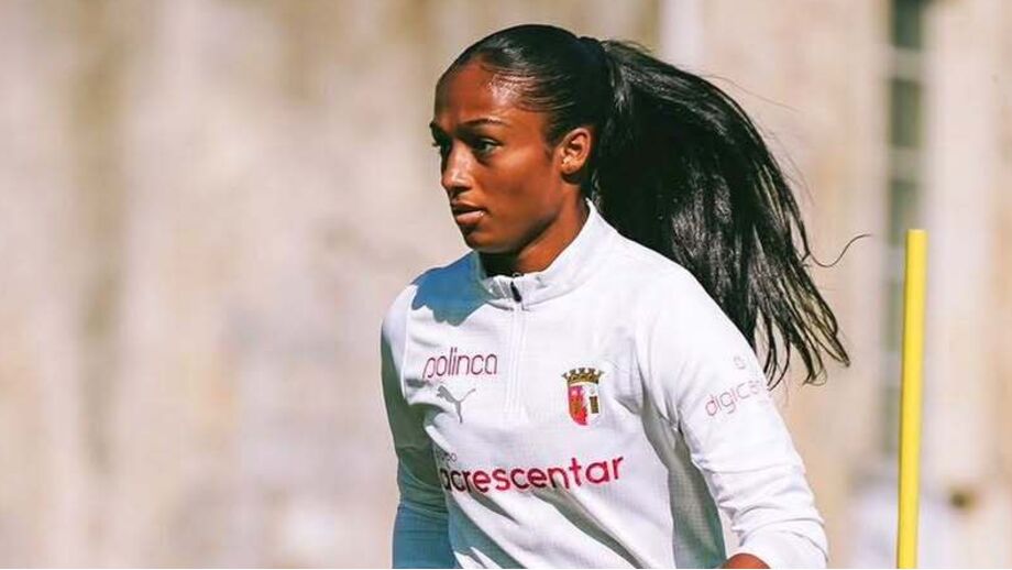 Leah Lewis é habitual titular no centro da defesa arsenalista