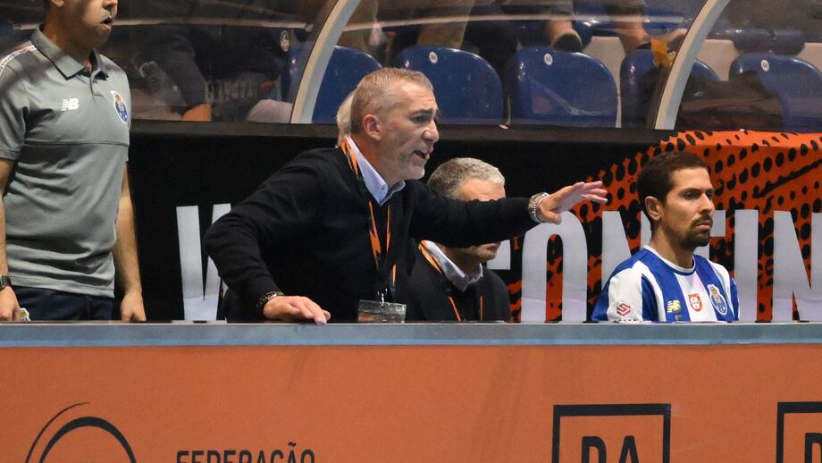 Paulo Freitas, treinador do FC Porto, preocupado