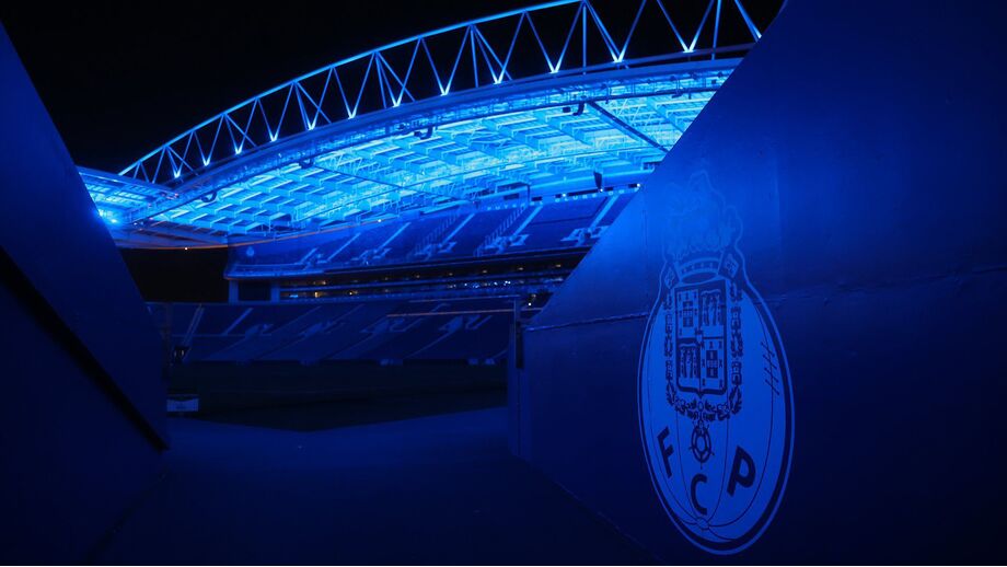 Estádio do Futebol Clube do Porto iluminado a azul