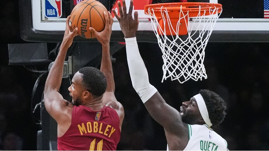 Neemias Queta em ação diante dos Cleveland Cavaliers