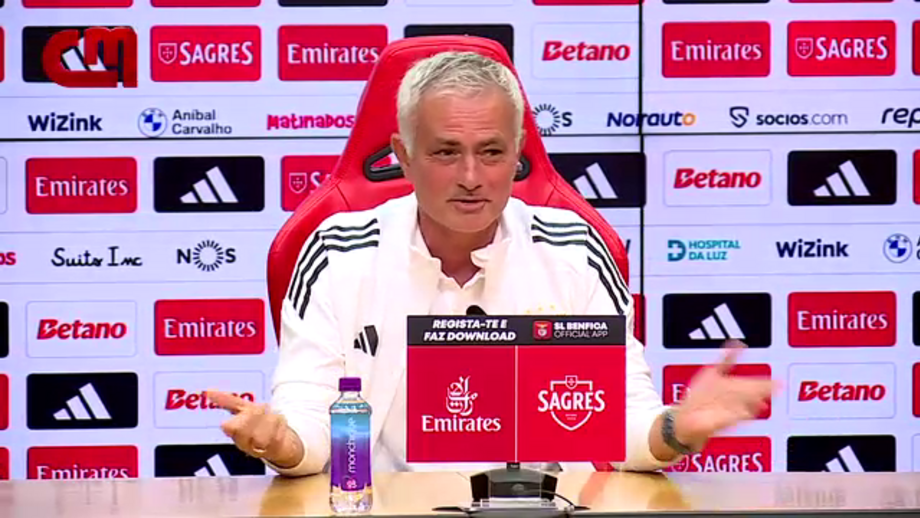 Momento de boa disposição entre o treinador do Benfica e o jornalista da CMTV