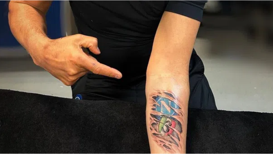 Spalletti tem tatuagem do Nápoles, lembrando o título de 2022/23
