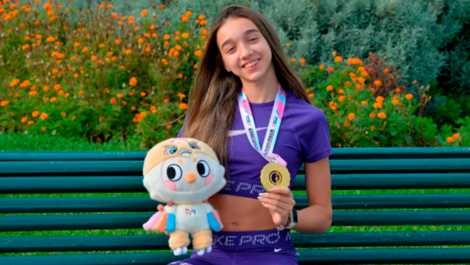 Madalena Costa com a medalha de ouro conquistada na China