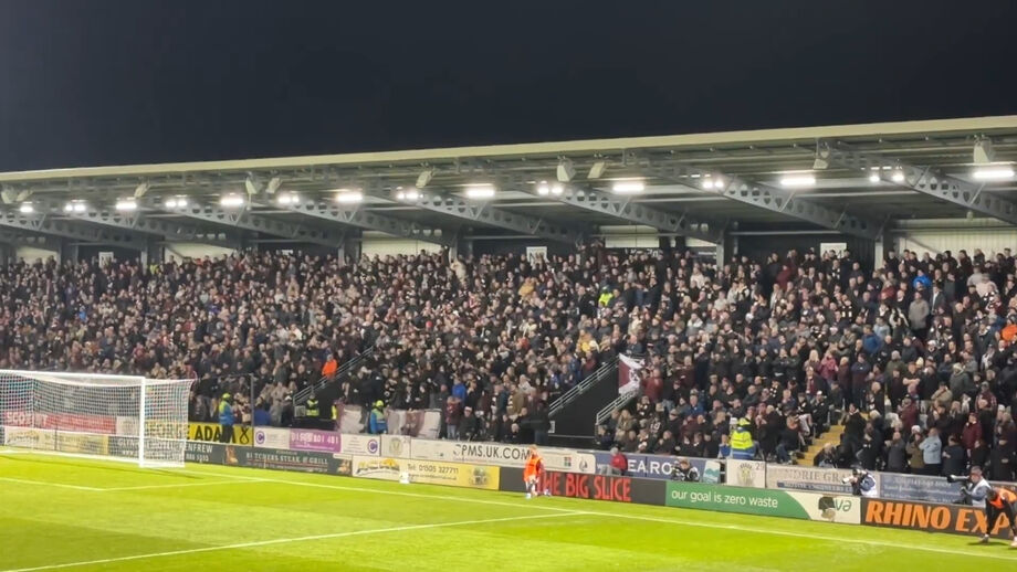 Avançado joga no surpreendente líder da Liga Escocesa e os fãs dedicaram-lhe uma versão de 'Radio Ga Ga' dos Queen