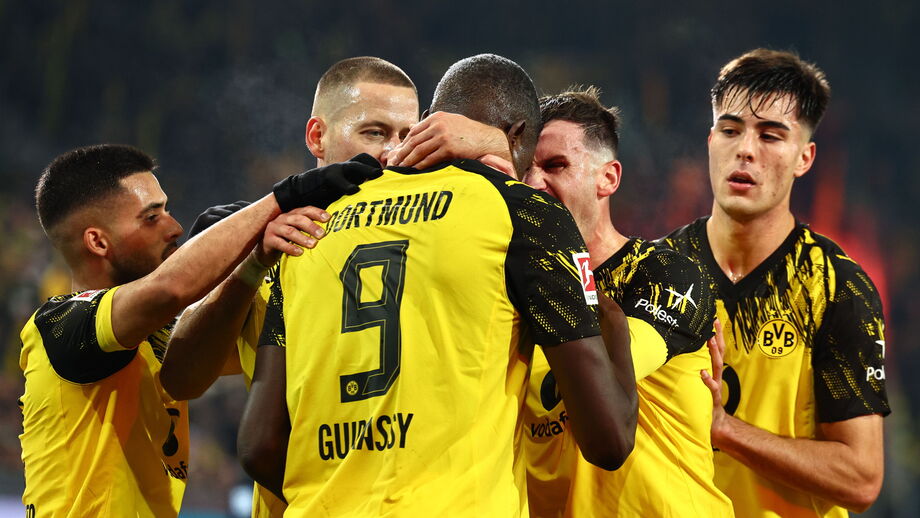 Guirassy marca, Dortmund vence Augsburgo e sobe ao 2.º lugar na Bundesliga