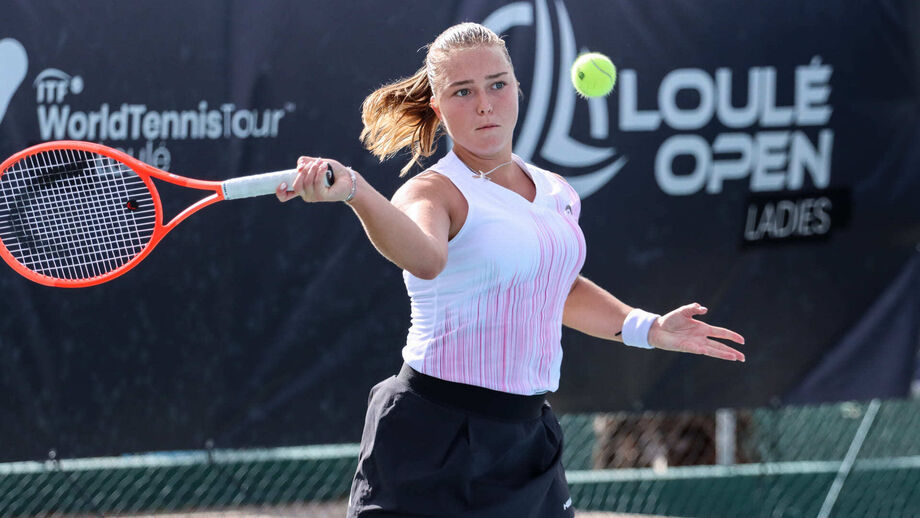 Tenista compete no Loulé Open Ladies do World Tennis Tour