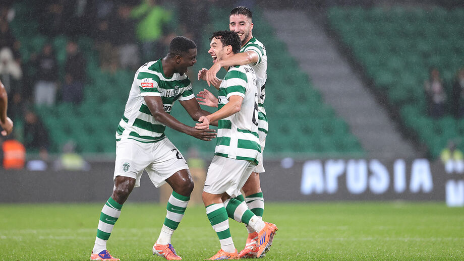 Jogadores do Sporting celebram vitória contra o Alverca, com destaque para Pote e Ioannidis