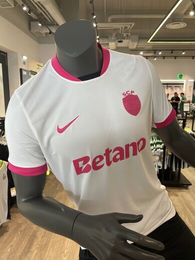 Sporting assinala Outubro Rosa com esta camisola