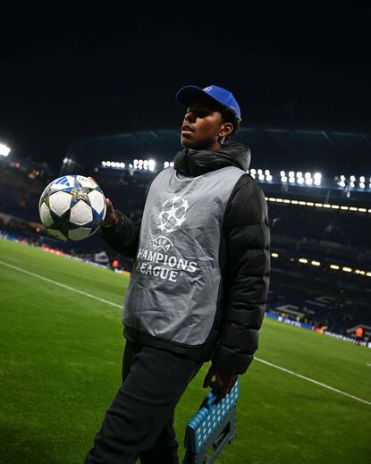 Isago Silva, filho de Thiago Silva, foi apanha-bolas no Chelsea-Benfica