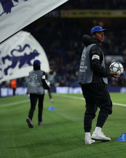 Isago Silva, filho de Thiago Silva, foi apanha-bolas no Chelsea-Benfica