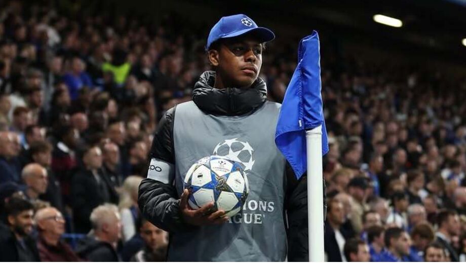 Isago Silva, filho de Thiago Silva, foi apanha-bolas no Chelsea-Benfica