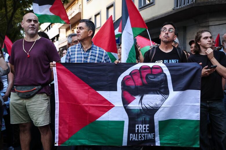 Manifestação pró-Palestina junto à embaixada de Israel em Lisboa