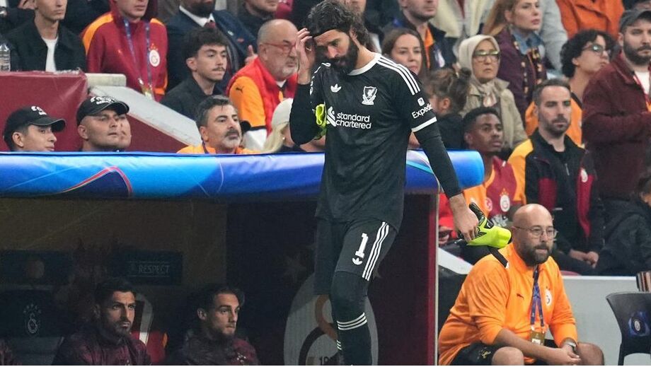 Alisson saiu lesionado do jogo da Champions frente ao Galatasaray 