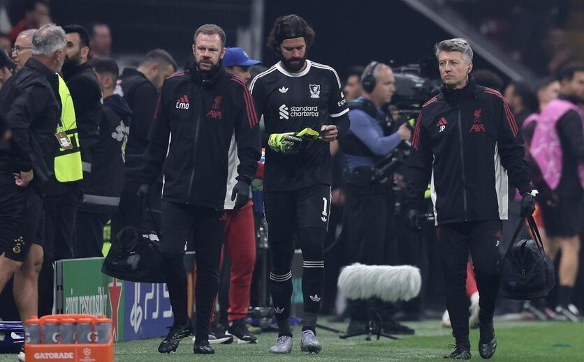 Alisson saiu lesionado do jogo da Champions frente ao Galatasaray 