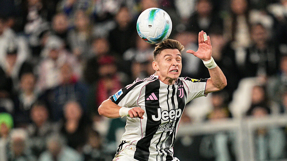 Futebolista da Juventus domina a bola de cabeça em campo
