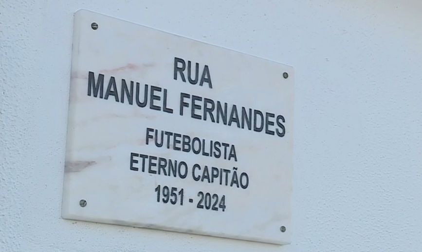 A placa que celebra o Eterno Capitão dos leões