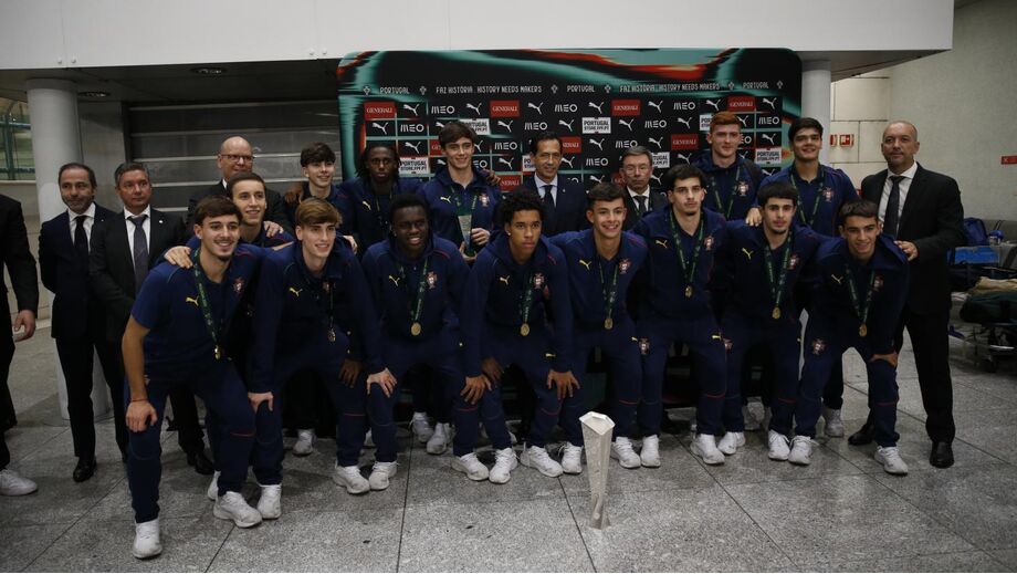 Seleção portuguesa de futsal recebida em festa depois da conquista do Europeu sub-19