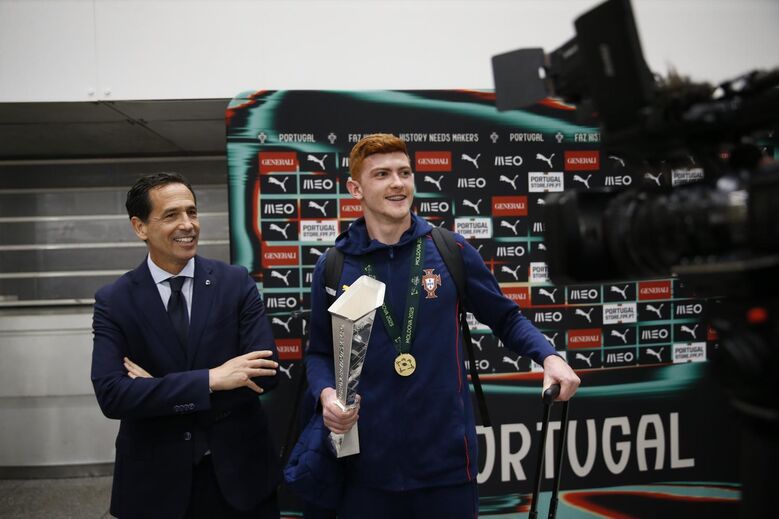 Seleção portuguesa de futsal recebida em festa depois da conquista do Europeu sub-19