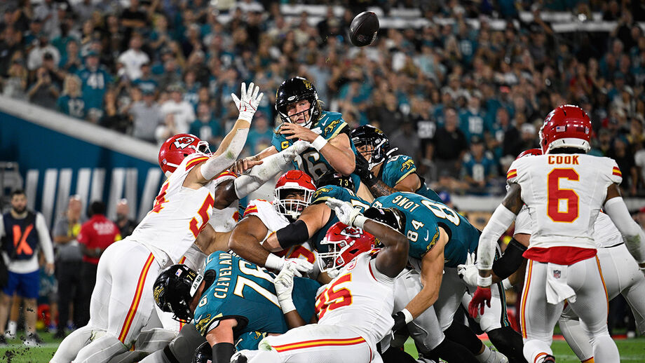 Jogo de futebol americano com jogadores dos Chiefs e Jaguars