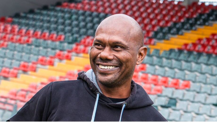 Junior, antigo médio, de visita ao Estádio Capital do Móvel