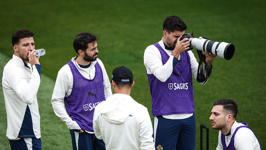 Rúben Dias fotografa durante sessão de treino da seleção portuguesa