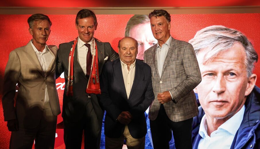 Louis van Gaal (à direita) esteve presente e ouviu o discurso de Martim Mayer