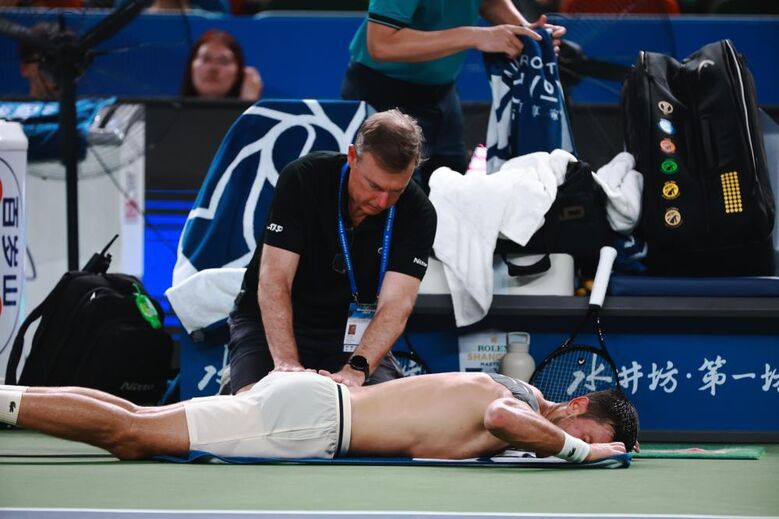 Djokovic com problemas físicos na partida