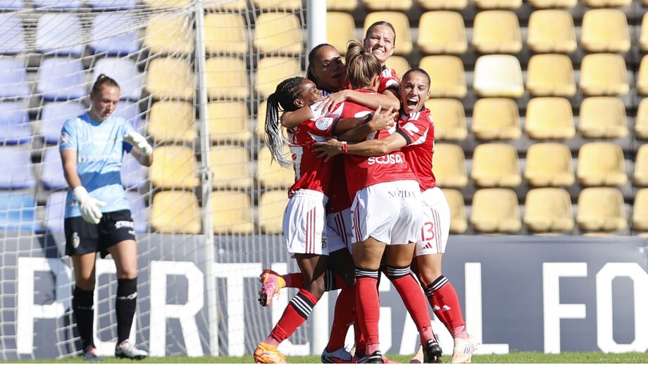 Jogadoras do Benfica festejam durante o jogo com o Valadares