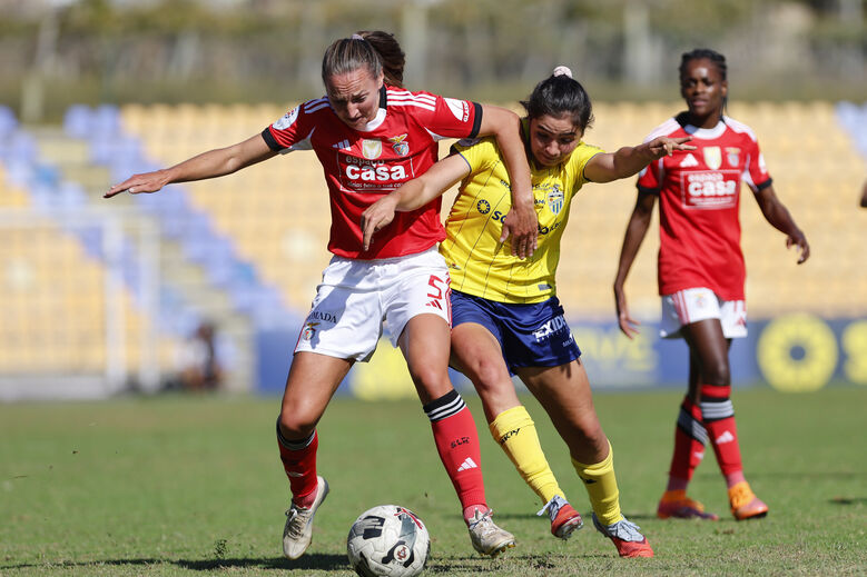 As jogadoras em ação durante o Valadares-Benfica