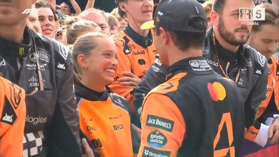 Margarida Corceiro e Lando Norris celebram vitória no GP da Hungria com beijo apaixonado