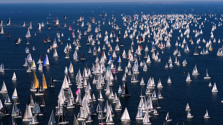 Mar com barcos à vela durante competição náutica
