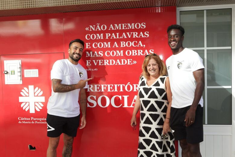 Jogadores do Portimonense ao lado de Maria Manuela Santos, responsável da Cáritas