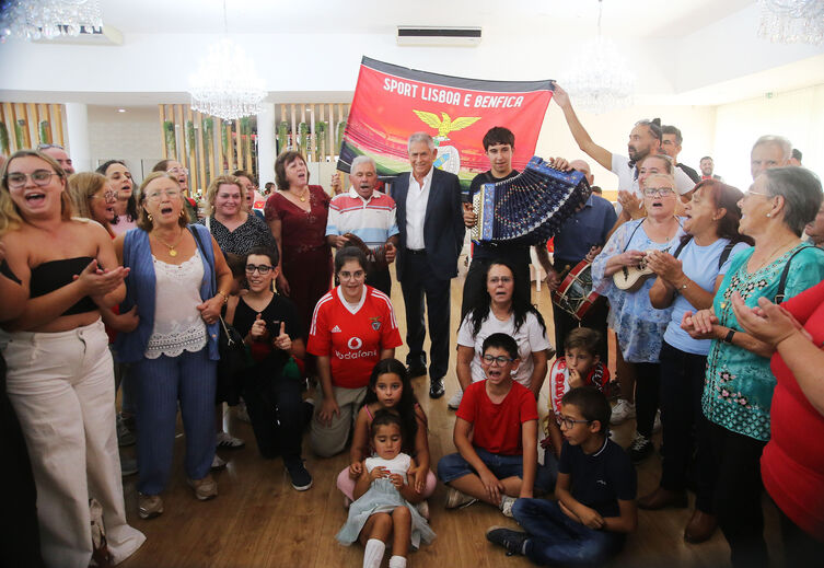 Luís Filipe Vieira em ação de campanha na Casa do Benfica de Paredes
