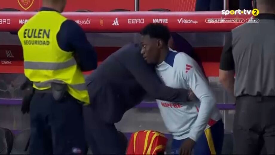 Samu confortado pelo selecionador Luís De La Fuente