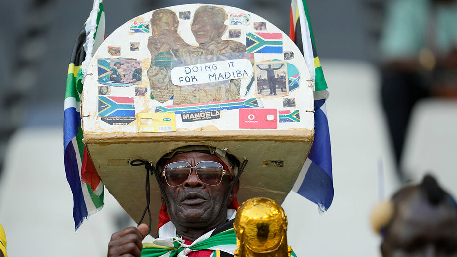 Fã demonstra apoio a Nelson Mandela com chapéu personalizado