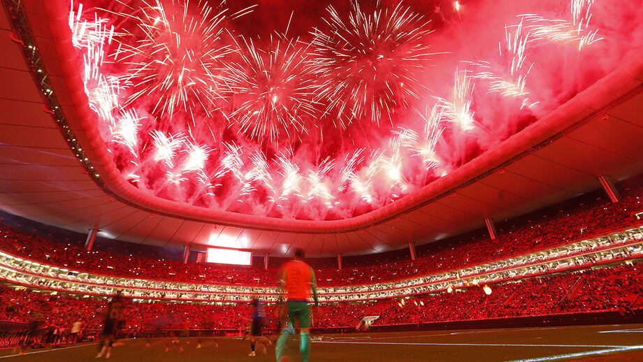 Estádio iluminado com espetáculo pirotécnico no México
