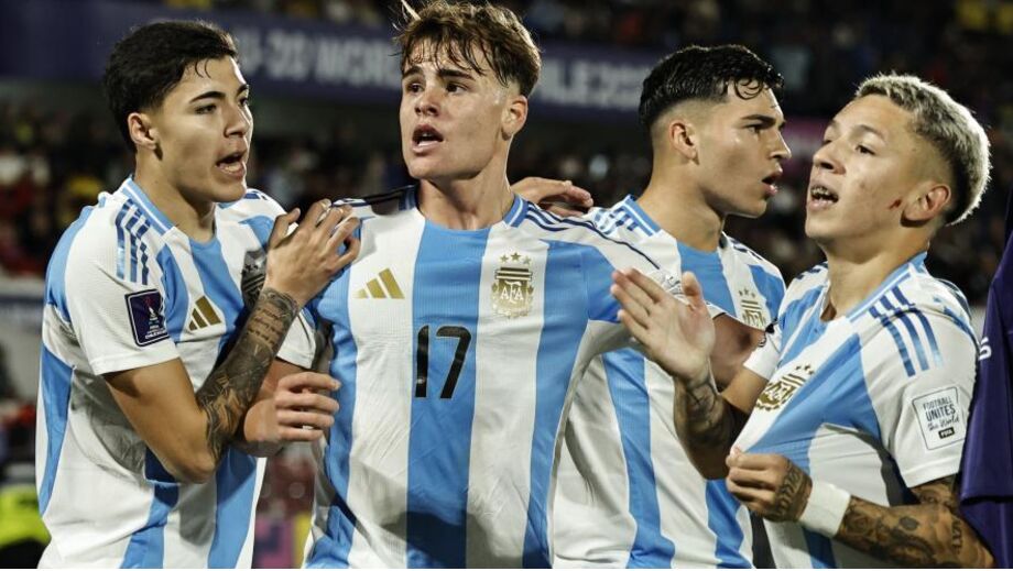 Prestianni celebra vitória da Argentina frente à Colômbia no Mundial Sub-20