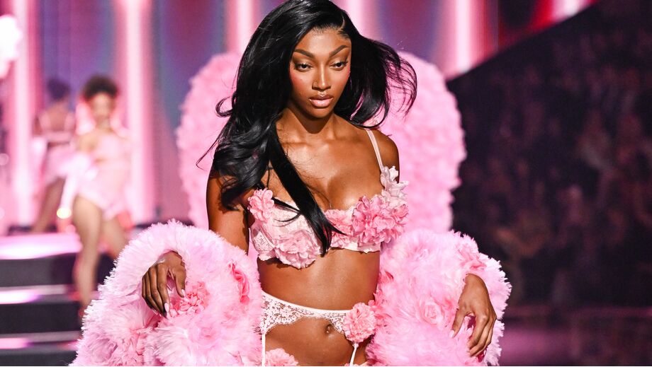 Angel Reese no desfile da Victoria's Secret