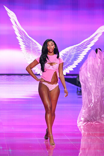 Angel Reese no desfile da Victoria's Secret