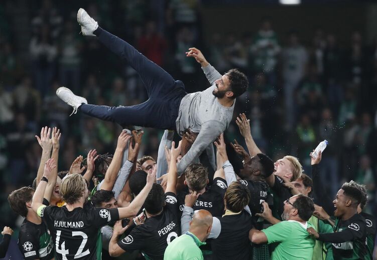 Ruben Amorim atirado ao ar pelos jogadores do Sporting após o jogo com o City