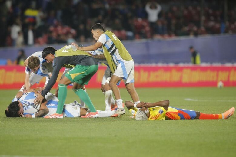 Jogadores da Argentina celebram vitória frente à Colômbia no Mundial de sub-20