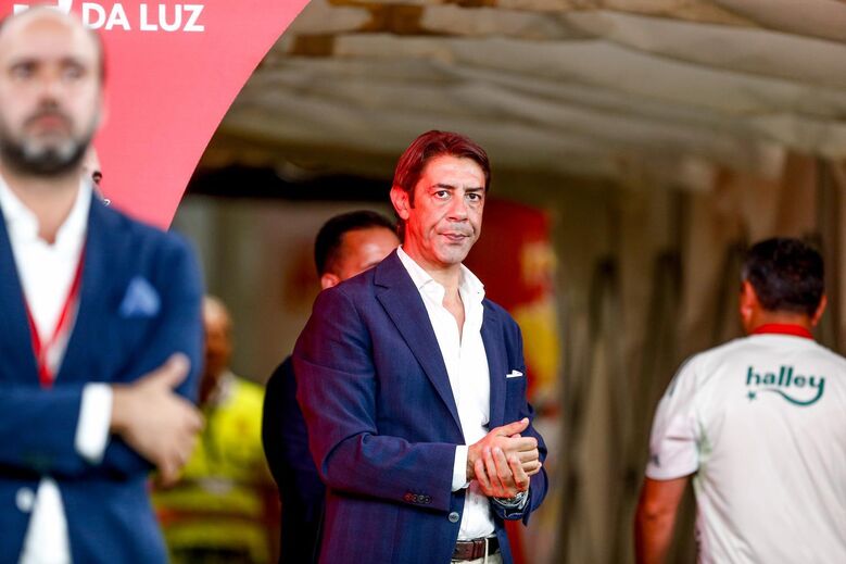 «Para aumentar o Estádio da Luz para 80 mil ou se afunda ou se sobe…»