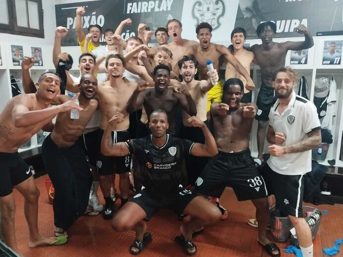 Euforia no balneário do Silves, depois do triunfo diante do Louletano