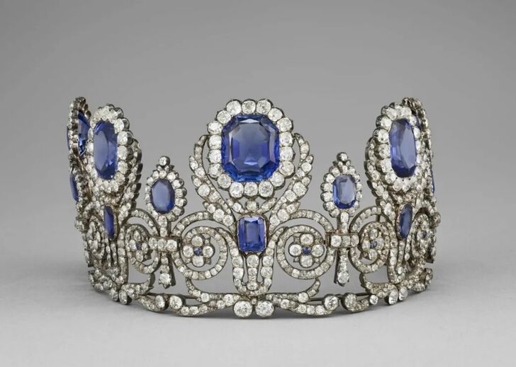 Coroa com safiras e diamantes em exibição