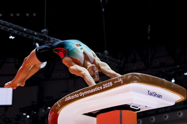 Filipe Almeida em ação no Campeonato do Mundo de ginástica artística