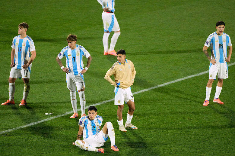 Jogadores da Argentina não escondem a desilusão depois da derrota na final do Mundial de sub-20